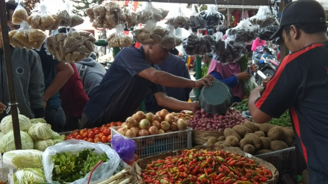 Pedagang di Pasar Banyuwangi melayani pembeli