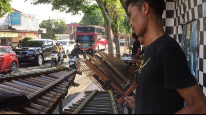 Seniman jalanan di lampu merah Genteng