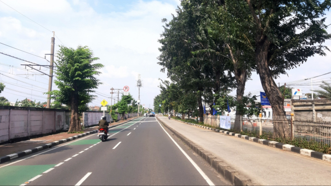 Jalanan Di Cipinang Jakarta Timur Yang Tampak Sepi.