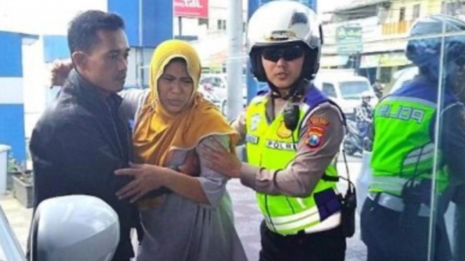 Anggota Satlantas Polres Malang mengefakusi ibu melahirkan