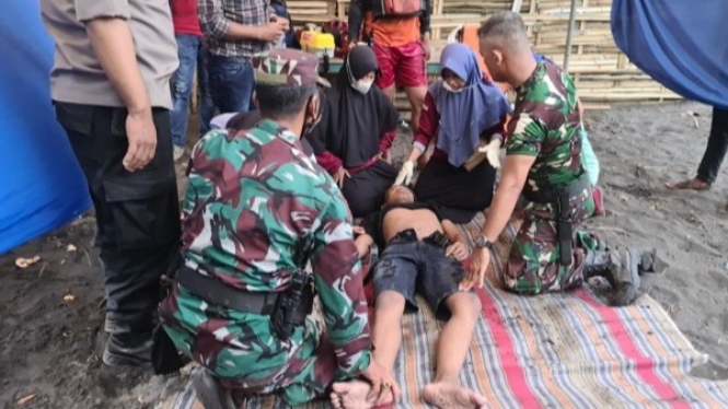 Petugas gabungan BPBD bersama TNI Polri mengevakuasi salah satu korban