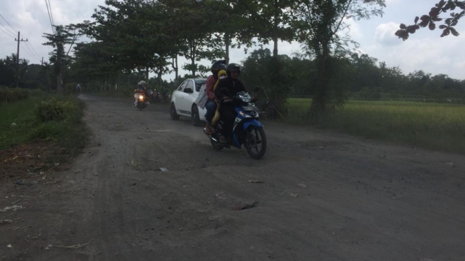 Kondisi jalan bulak di Desa Tamannagung, Cluring, Banyuwangi