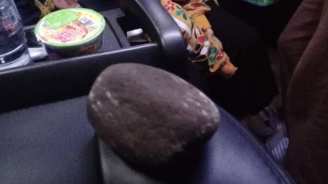 Batu yang dilempar ke kendaraan bus