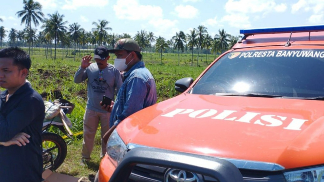 Polisi dan warga di TKP 2 warga yang carok di Banyuwangi