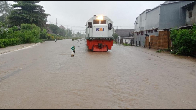 KA Sri Tanjung terjebak banjir