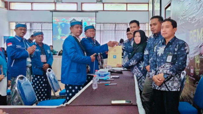 Ketua DPD PAN Banyuwangi menerima tanda terima pendaftaran bakal Caleg