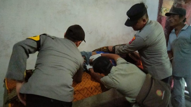 Polisi membantu pemeriksaan medis setelah korban dievakuasi (doc,Istimewa)