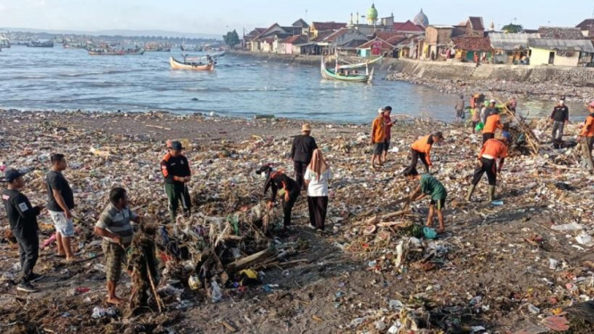 Warga Muncar gotong royong bersihkan sampah di Pantai Kalimoro