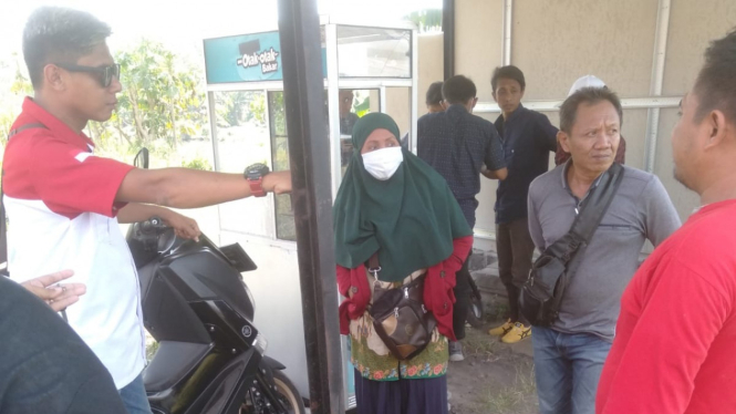 Sejumlah warga bersama LSM LBSI saat melakukan koordinasi