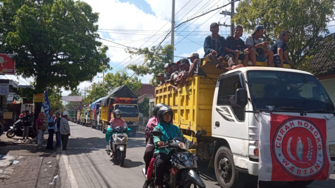 Petani demontrasi di depan Kantor Badan Pertanahan Nasional Jember.