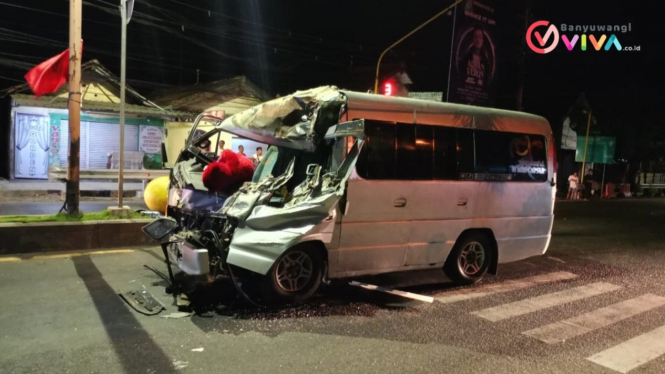 Minibus vs Truk Fuso lampu merah Sukowidi