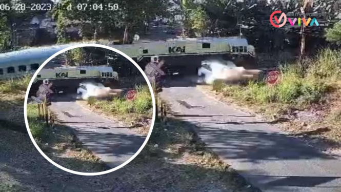Tangkapan layar Rekaman CCTV Mobilio Disambar Kereta Api