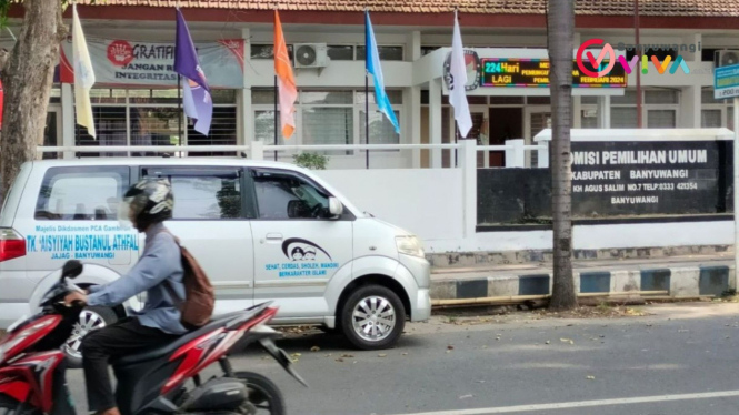 Mobil branding sekolah di Banyuwangi parkir persis di depan kantor