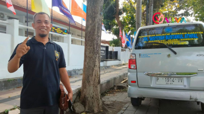 Saiful Hadi sebelum meninggalkan KPU pakai mobil branding sekolah