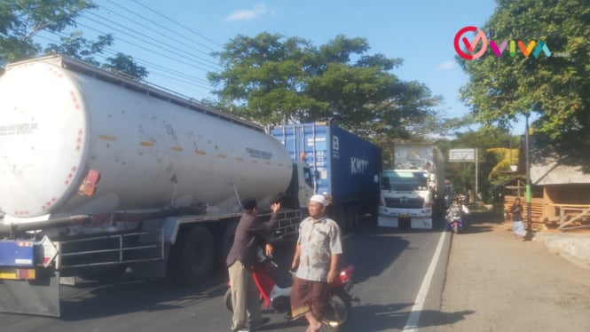 Warga sedang menutup jalan agar rombongan jamaah haji bisa lewat