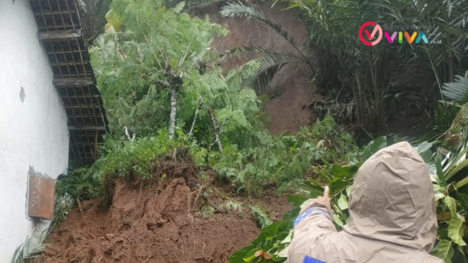 Petugas melihat lokasi longsor di Lumajang