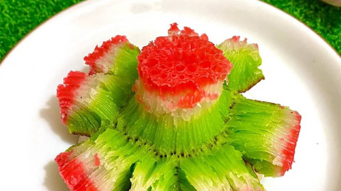 Kue Bikang Berwarna Hijau Putih Merah