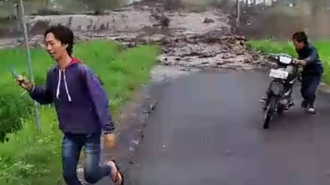 Warga berlarian karena dikejar banjir