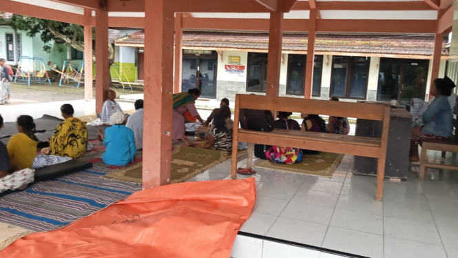 warga terdampak banjir bandang saat mengungsi