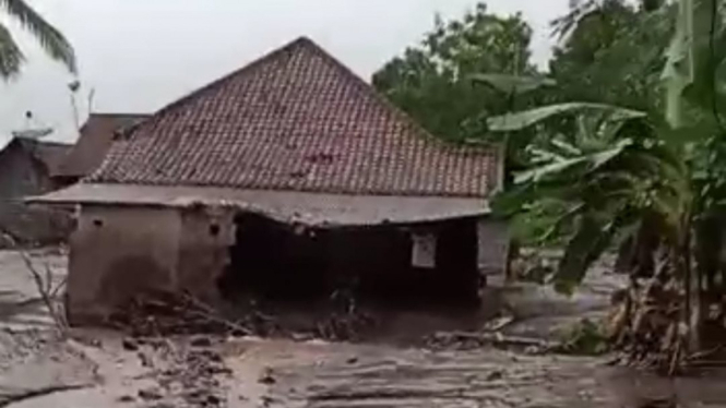 Salah Satu Rumah Warga Yang Teremdam Banjir Ditinggalkan