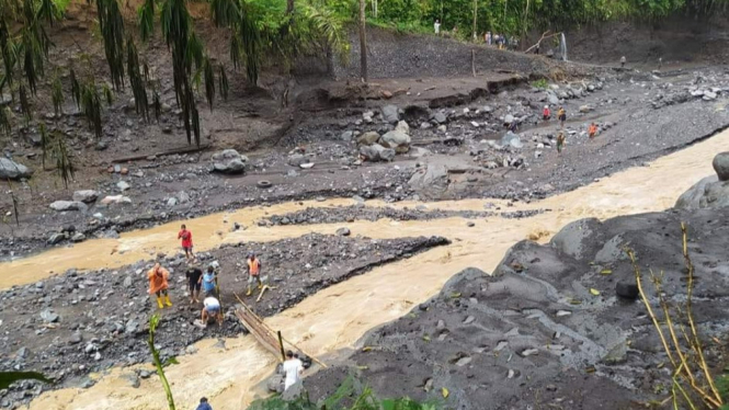 Sejumlah warga menyeberangi Kali Glidig dari wilayah Malang ke Lumajang