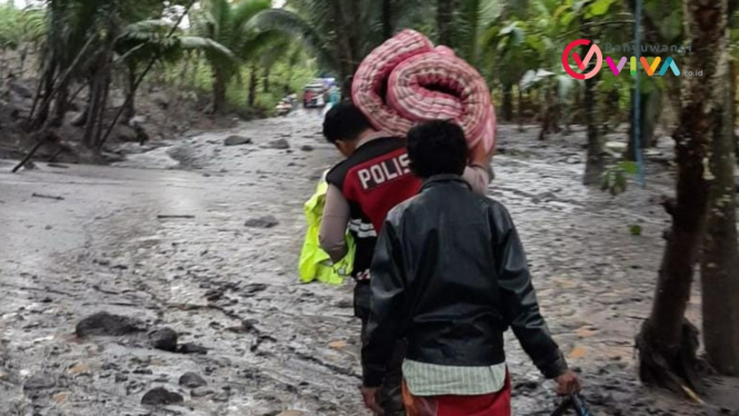 Polisi di Lumajang memanggul kasur, membantu warga mengungsi