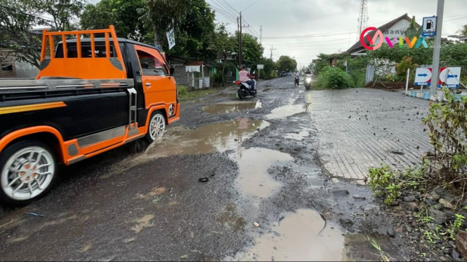 Aktivitas pengendara saat melewati jalan rusak