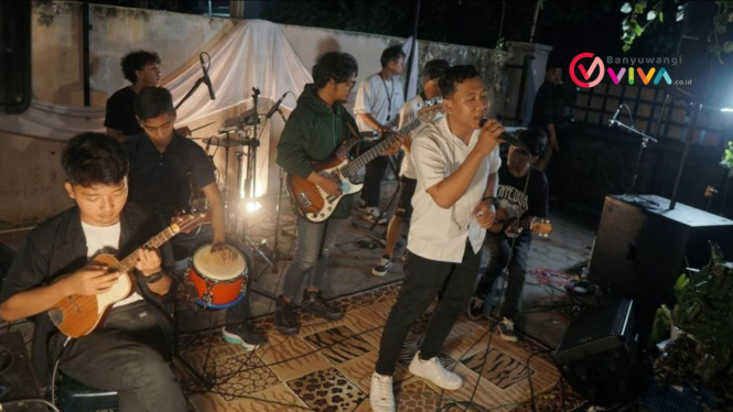 Penampilan band keroncong Kos Artos asal Malang di Banyuwangi