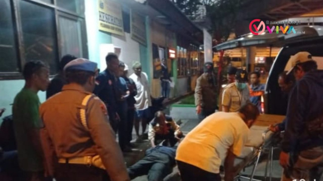Petugas mengevakuasi korban di area Pelabuhan Ketapang