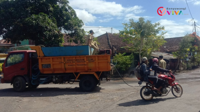 Penyemprotan jalan bekas banjir Desa Badean