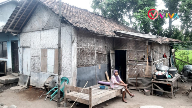 Rumah tidak layak huni di atas tanah orang lain.