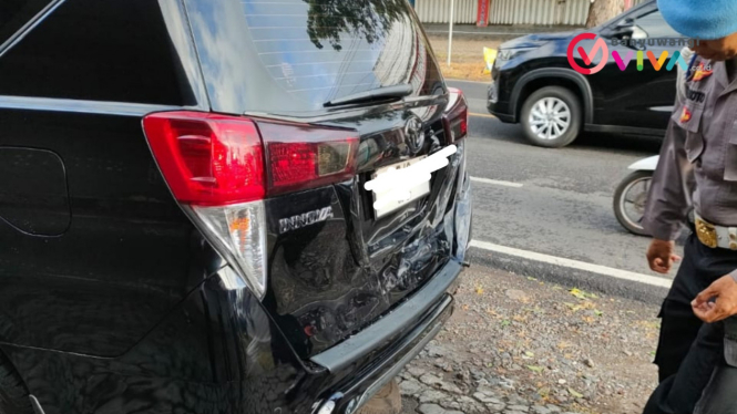 Anggota Provost Polresta Banyuwangi Periksa Mobil Kecelakaan Beruntun