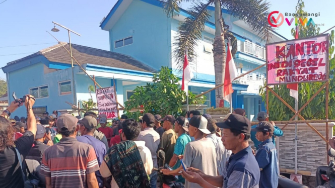 Ratusan Warga Blokade Kantor Desa Mundurejo, Jember