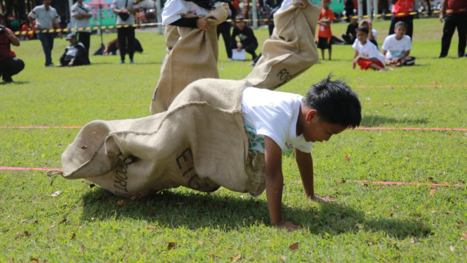 Peserta gigih mengikuti lomba balap karung