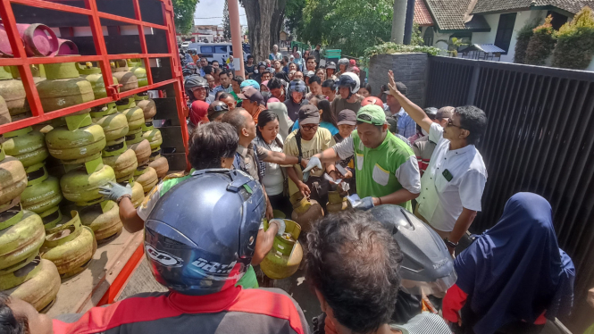 Masyarakat yang sudah antri pendaftaran masih harus antri tabung