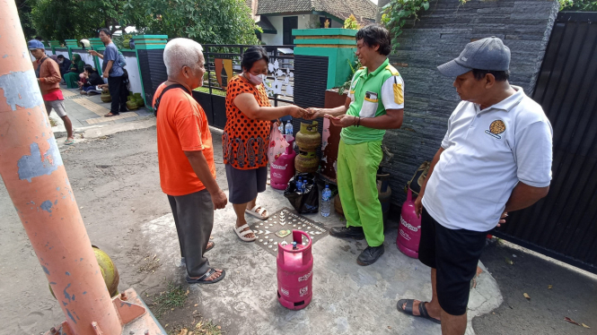 Warga menukar tambah tabung gas melon dengan bright gas