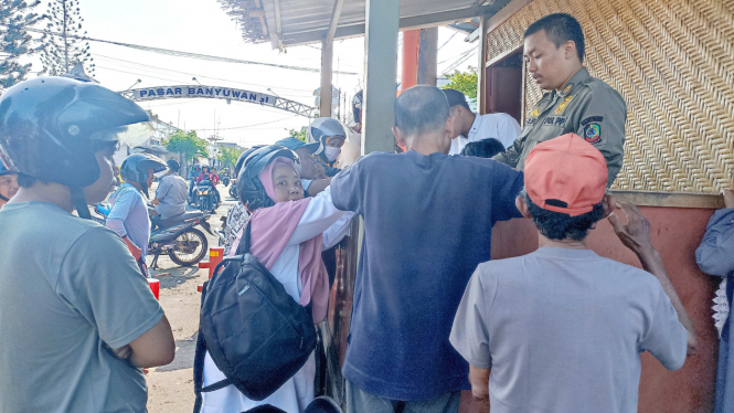 Wanita diduga PNS saat mengantre di operasi pasar LPG 3 kg