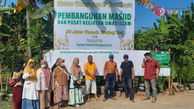 Penerima Tanah Wakaf bersama warga sekitar