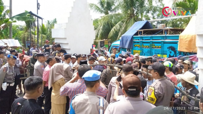 Ratusan Warga Desa Rejoagung Gruduk Kantor Kecamatan Srono