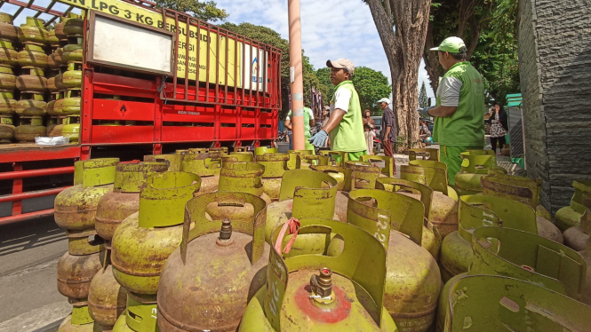 Tumpukan gas LPG 3 kg saat operasi pasar