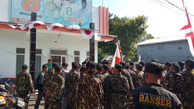 Ratusan anggota GP Ansor geruduk Kantor DPD PKS Jember