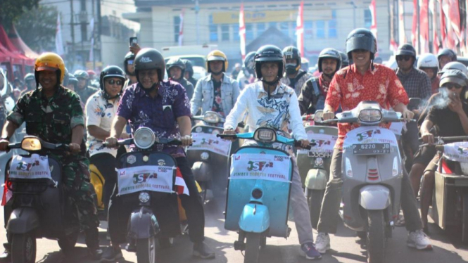 Ratusan pecinta skuter penuhi jalanan di Jember