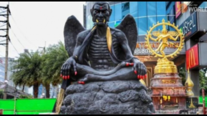 Patung Kru Kai Kaew di Bangkok yang menimbulkan kontroversi