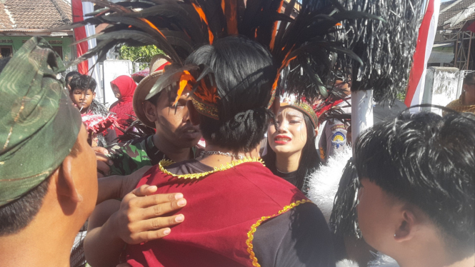 Kericuhan Peserta Karnaval Desa Bajulmati di Start