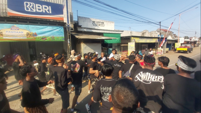 Ricuh! Karnaval Desa Bajulmati Diwarnai Kericuhan.