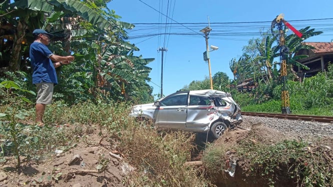 Mobil tertabrak kereta di lintasan Kelurahan Klatak