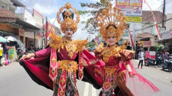 Peserta karnaval Kecamatan Genteng kategori Pelajar SMA