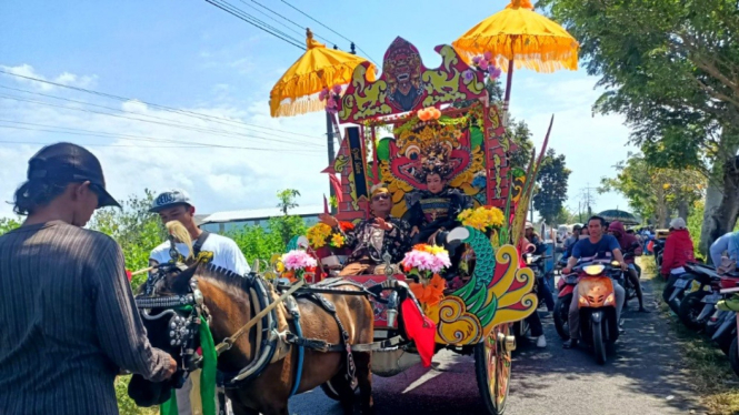 Peserta karnaval dengan kostum adat mentaraman