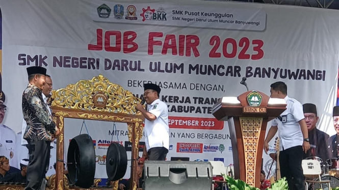Wabup Banyuwangi, Sugirah, di acara Job Fair SMKN Darul Ulum Muncar