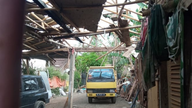Atap garasi truk hancur akibat ledakan yang sangat keras di Ajung
